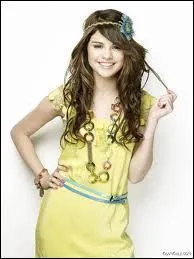 Sur les rseaux sociaux, (Facebook et Twitter) combien a-t-elle de fans en tout ?