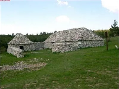 En Provence, le jas , sorte de gte bti en pierres sches, abrite les ...