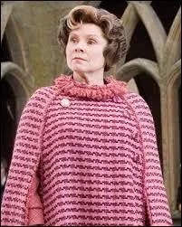 Qui surprend-elle sur le chemin de traverse ?