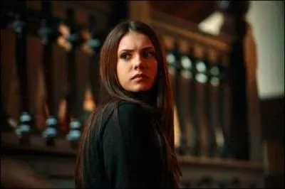 Avec qui Elena est-elle sortie en premier ?