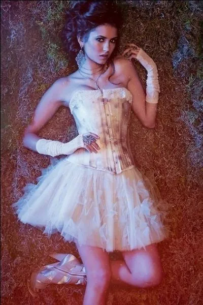 Qui Elena a-t-elle rencontr en premier ?