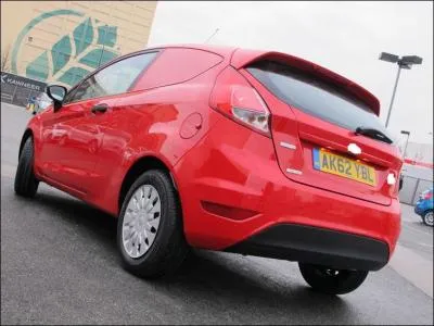 Quelle est la carroserie de cette Ford Fiesta restyl�e en 2013 ?
