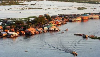 Tonl Sap, au Cambodge, est le plus grand lac d'Asie du Sud-Est. En tant normal, il est vaste de 2 700 km. Quel est sa taille lors de la saison des pluies ?