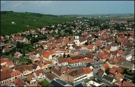 Nous survolons la ville de Marlenheim. Nous sommes dans le ciel ...