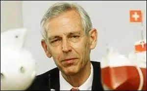 N le 28 juillet 1922  Bruxelles, ocanographe, j'explore dans le Pacifique avec mon coquipier amricain Don Walsh (1931- )  bord du bathyscaphe de mon pre nomm  le Trieste  , le 23 janvier 1960 la fosse Challenger au larges des le Mariannes  320 km de l'le de Guam, explosant ainsi le record de profondeur en descendant  10 916 m, notre plonge dure 8h33mn. Je dcde le 1er novembre 2008.