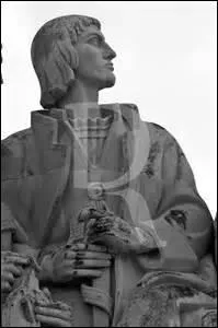 Explorateur portugais, je nais vers 1390. J'aborde en 1419 l'le de Porto-Santo (prs du Portugal) avec le navigateur Tristao Teixera (1395-1480) et avec ce dernier l'anne suivante l'le de Madre. En 1425, j'entreprends sa colonisation, fonde les villes de Funchal et Machicoe et divise l'le en 2 parties. Devenu capitaine-gouverneur de la premire et mon comparse de la seconde, je meurs en 1470 :