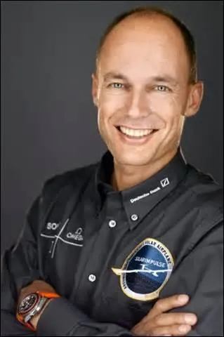 Aronaute, n le 1er mars 1958  Lausanne, connu pour avoir russi avec le britannique Brian Jones  effectuer le premier tour du monde en ballon du 1er au 21 mars 1999, je travaille depuis 2003 avec l'cole polytechnique fdrale de Lausanne  l'laboration et au dveloppement d'un avion solaire. Le 13 mai 2011, ce dernier russit en 13h et 630km  rallier Payenne (Suisse)  Bruxelles, je suis