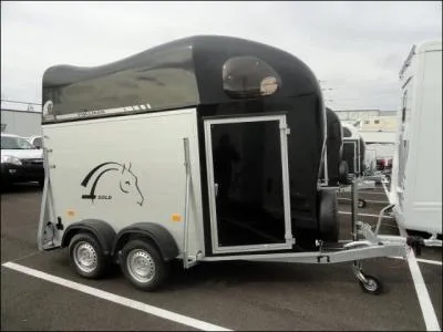 Comment appelle-t-on la sorte de remorque qui transporte le cheval ?