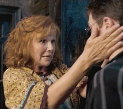 Au début du tome 6, Molly apprend à Harry qu'Arthur a eu une promotion. Et Harry se met à pleurer. En fait, il a simplement...