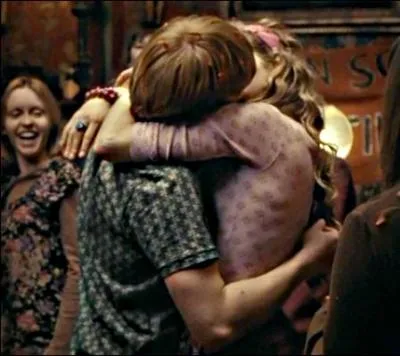 Selon Ginny, encore elle, comment Ron et Lavande s'embrassent-ils ?