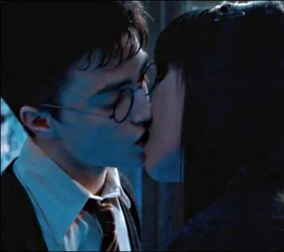 Mais Harry est bien plus doué que Ron dans ce domaine. Romantique, où embrasse-t-il Cho Chang ?