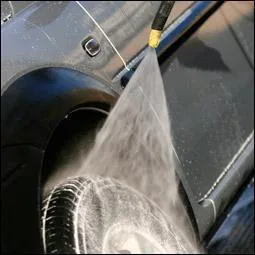 Quelle est la traduction anglaise de ces termes :  laver ,  emporter  (pour une rivire) ?