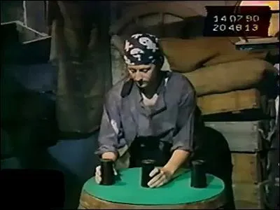 Comment s'appelle ce jeu d'argent consistant  retrouver une bille sous trois gobelets, jeu pratiqu dans les rues  la sauvette car illgal en France ?