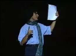 Pour qui Bernard Campan fait-il signer une ptition dans son sketch ?