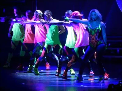 Avec quel chanteur reconnu chante-t-elle  Boys  ?