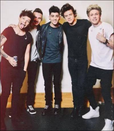 Qui est, dans le groupe, le plus proche de lui ?