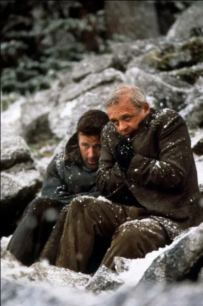 Quelle est la traduction anglaise de ces verbes :  grelotter ,  trembler  ?