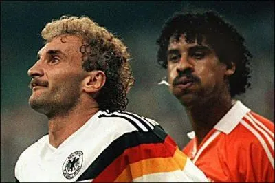 Quelle est la traduction anglaise de ce verbe :  cracher  ?