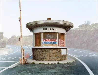 Quelle est la traduction anglaise de ce terme :  tranger   ?