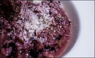 De quelle ville de Vntie, le  risotto au radicchio rouge  est-il originaire ?