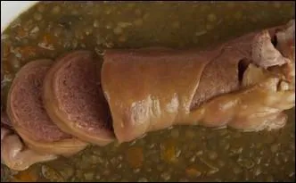 Le  zampone  est ----- originaire de Modne. Le zampone aux lentilles est le plat italien incontournable du rveillon du Jour de l'an.