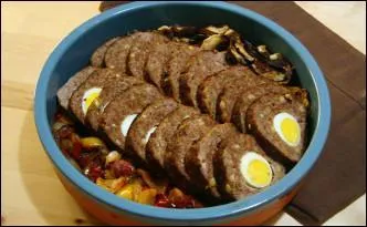 Buf hach - Pain blanc rassis - ufs dont 3 durs - Ail - Persil - Parmesan - Jambon cru - Provolone - Coulis de tomate - Oignon - Huile d'olive vierge - Basilic - Sel - Poivre noir. Voil tous les ingrdients pour confectionner un :