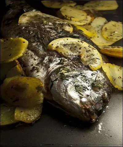 Ce plat est assez simple en apparence, mais au contraire trs recherch car il allie deux saveurs de faon inattendue ------- pour une daurade  la mode des Pouilles.