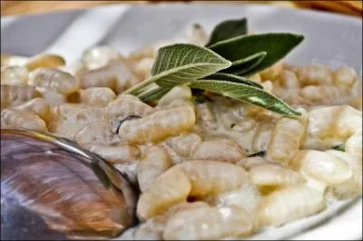 Les  malloreddus  sont des ptes typiquement ------- qui ressemblent aux gnocchi. Ils sont souvent accompagns d'une sauce  base de fromage de brebis.