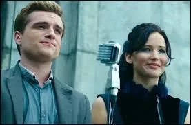 Qu'est-ce que Peeta offre  Katniss dans l'arne ?