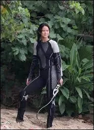 Comment Katniss russit-elle  sortir vivante de l'arne ?