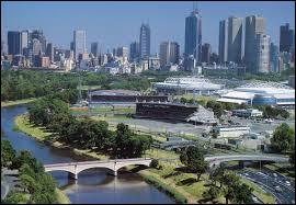 D'après-vous, dans quel pays devons-nous nous rendre pour visiter la ville de Melbourne ?
