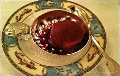 Ouvrez grands vos yeux, et zoomez pour voir ce que mon poux a choisi : Ce sorbet se nomme granit vigneron ...