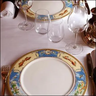 Quels sont les animaux que l'on peut admirer sur les magnifiques assiettes de Paul Bocuse ?