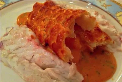 On nous apporte le loup en crote feuillete accompagn d'une sauce barnaise  laquelle le cuisinier ajoute des tomates  l'touffe  la fin de la prparation :