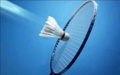 En combien de points se joue un match de badminton ?