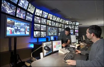 Quelle est la traduction anglaise de ces termes :  examen minutieux ,  surveillance  ?