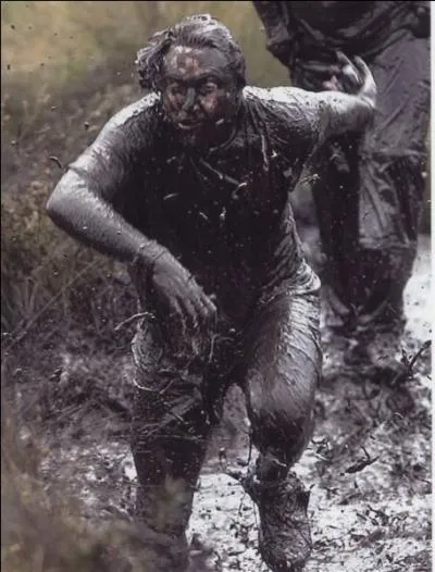 Quelle est la traduction anglaise de ces adjectifs :  terreux ,  boueux  ?