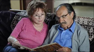 Comment s'appelle le personnage qui est  gauche de la photo ?