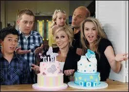 Comment s'appelle le petit dernier de la famille, quels sont ses noms dans la vie relle et dans la srie ?