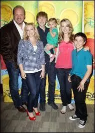 Comment s'appelle leur voisine dans la vie relle et dans la srie ?