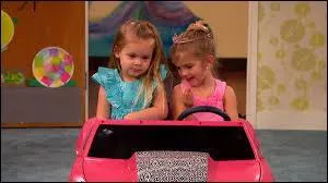 Comment s'appelle la maman de la fillette en bleu sur la photo ?