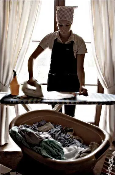 Quelle est la traduction anglaise de ces noms communs :  servante ,  bonne  ?