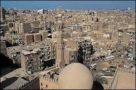 Qui suis-je ? Je suis la capitale de l'gypte qui a plus de seize millions d'habitants, et je suis la plus grande ville d'Afrique et du Moyen-Orient.