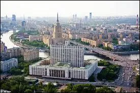 Plus grande ville de l'Europe avec 11 979 200 habitants (2013), c'est la capitale de la Russie. Quelle est-elle ?