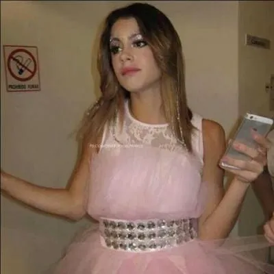 En plus de l'espagnol, quelle autre langue parle Martina ?