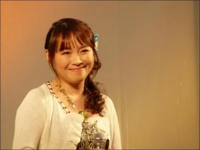 Qui interprte la chanson  Carrying You  ?