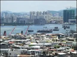 Avec 26'301 habitants au km carr, quel est le pays qui a la densit de population la plus haute ?