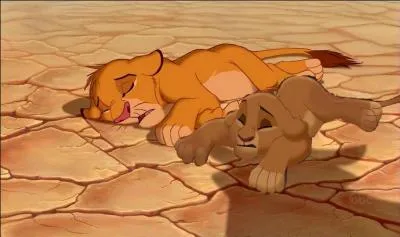 Alors qu'il est  bout de force dans le dsert, par qui Simba est-il secouru ?