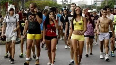 Les participants, principalement des jeunes gens, s'taient rassembls  l'appel des rseaux sociaux. Ils avaient pour objectif de  promouvoir la libre expression  et de montrer  que l'important n'est pas comment on s'habille, mais qui on est , a dit un organisateur. O cela s'est-il pass le 09 fvrier 2014 ?