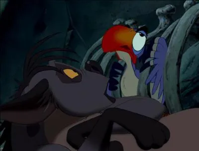 Comment Shenzi surnomme-t-elle Zazu ?